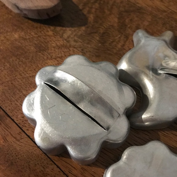 Vintage Tin Cookie Cutters Lion Rabbit Flower - Picture 4 of 5